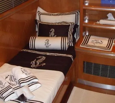Bateau-hôtel Nova Yachting