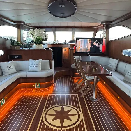 船上ホテル Nova Yachting